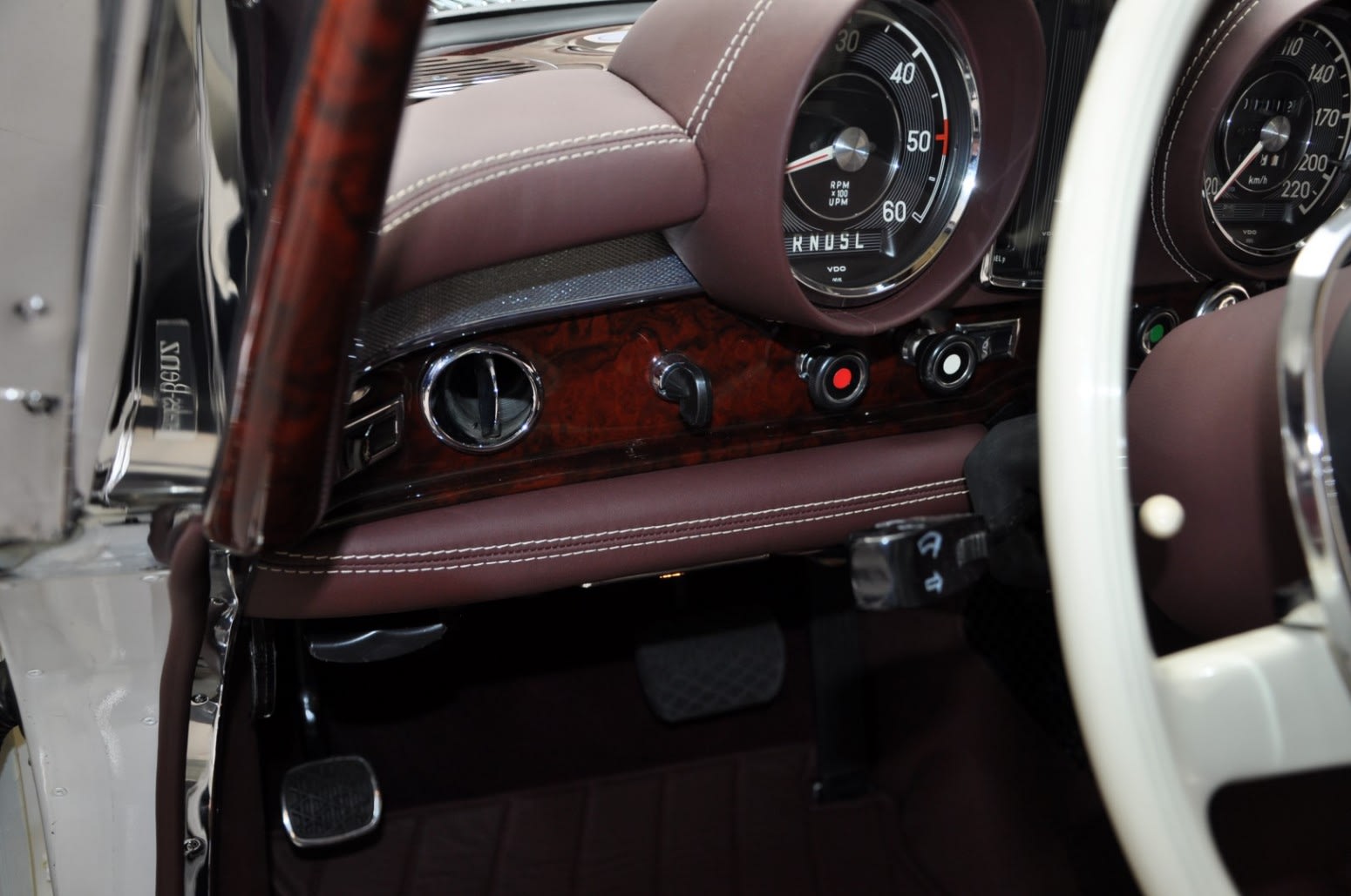 値下げしました！MERCEDES-BENZ 600 1975 Mercedes-Benz 600 Pullman w100 the official restomod